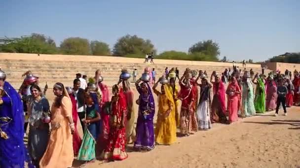 Местные Женщины Участвуют Параде Местные Женщины Дети Одетые Традиционную Одежду — стоковое видео