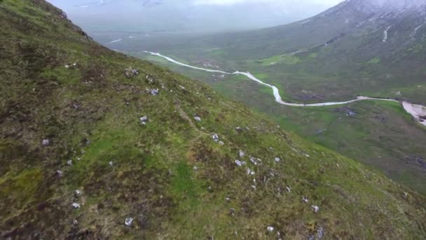 Road Isolated Appears Huge Mountain Remote Countryside — Stok video