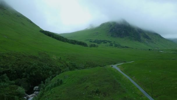 暗い雲の中 田舎の田舎道 — ストック動画