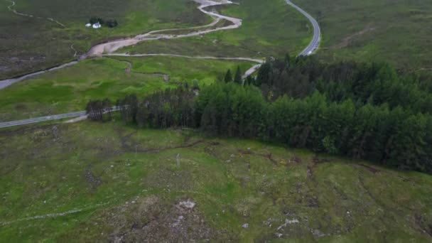 Panning Drone Shot Reveals Tress Mountains Cloudy Conditions — Vídeo de stock