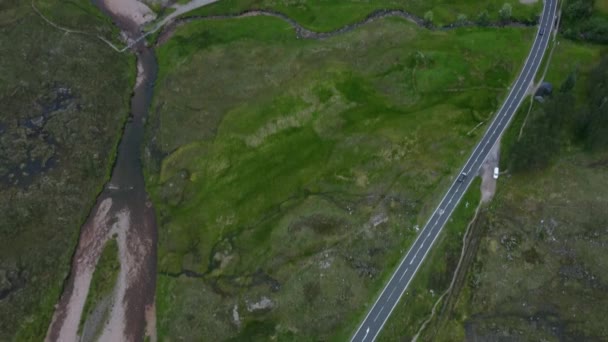 Skoçya Dağlarında Dolambaçlı Bir Yolda Araba Sürmek — Stok video