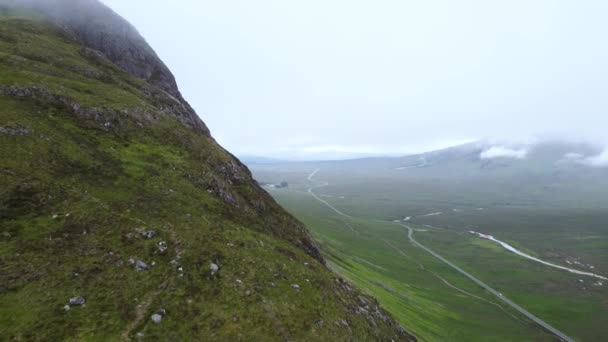 Large Mountain Scotland Revealed Cold Cloudy Conditions — Vídeo de stock