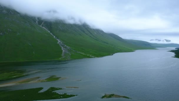 雲に覆われたグレン エティブの水と山の峰の右側パン — ストック動画