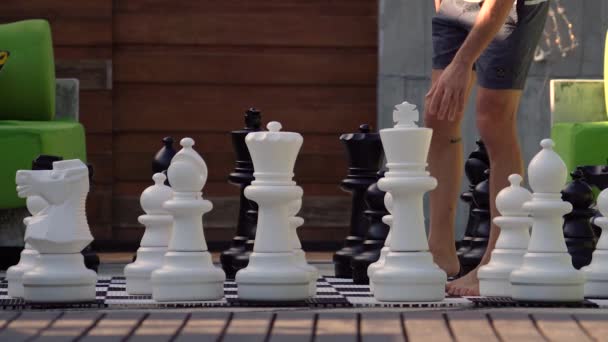 Man Playing Outdoor Large Chessboard Resort Villa Koh Samui Thailand — стоковое видео