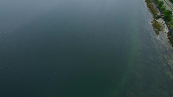 Голубая Чистая Вода Береговая Линия Острова Обнаружены Через Облака — стоковое видео