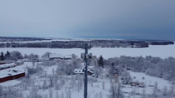 Torre Rádio Coberta Neve Aérea Durante Dia Inverno — Vídeo de Stock