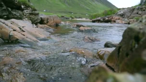 Natürliches Wasser Fließt Durch Felsen Hochland — Stockvideo