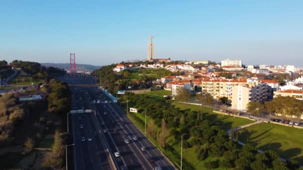 Spirala 360 Dron Strzał Nad Autostradą Patrząc Kierunku Lizbony Kończąc — Wideo stockowe