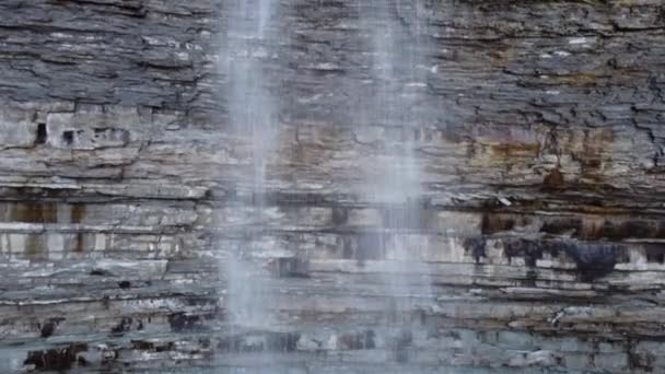 位于加拿大安大略省汉密尔顿市尼亚加拉悬崖上的魔鬼冲刺保龄球瀑布 近距离下降的长距离射击 — 图库视频影像
