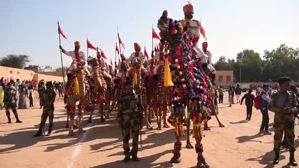 Bsf Soldater Deltar Paraden Bsf Soldater Bär Traditionella Kläder Sitter — Stockvideo