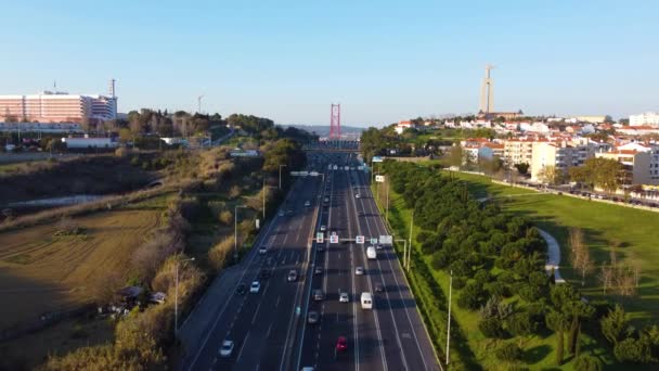 Drohnenschuss Fliegt Vorwärts Über Eine Autobahn Mit Lissabon Portugal Hintergrund — Stockvideo