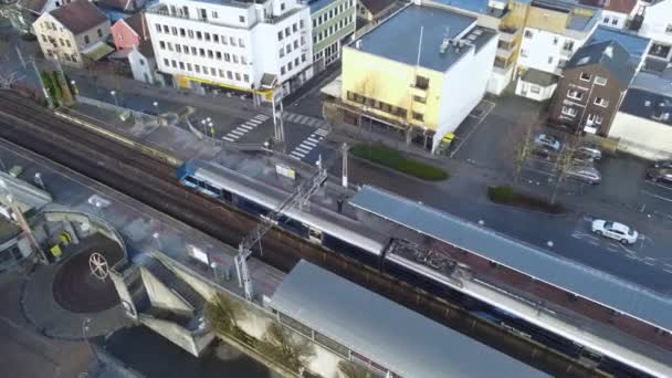 在桑城靠近月台的地方停靠在前面的高架火车上 空中概览显示火车在等乘客上车 — 图库视频影像