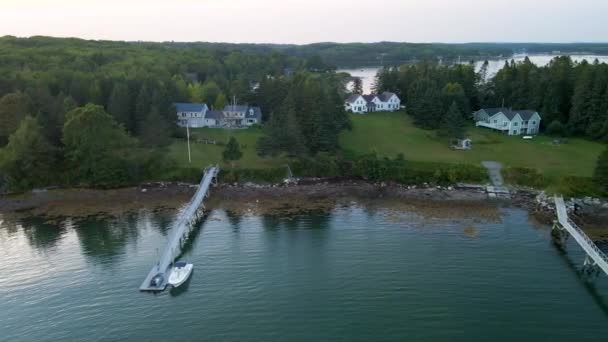 Scénická Stavení Podél Pobřeží Penobscot Bay Maine Usa Letecký Večer — Stock video