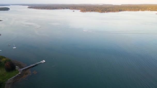Scenic Coastline Boat Penobscot Bay Maine Usa Aerial Panning View — ストック動画