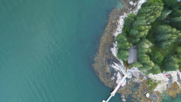 美国缅因州佩诺普斯科特湾的深蓝色水域 房屋和树木2021年夏天 — 图库视频影像