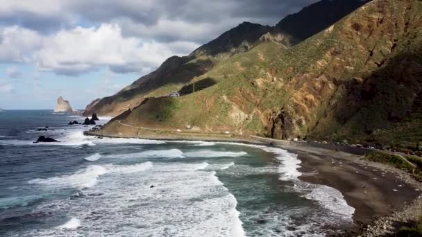 카나리아 제도의 테네리페 북부에 있는아 공원의 해안선의 무인기 — 비디오