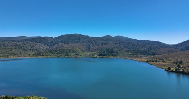 Vuelo Sobre Lago Azul Perfecto Día Verano Azul Ideal Nueva — Vídeo de stock