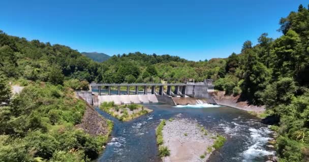 Antena Verano Clara Sobre Toma Agua Waipakihi Central Eléctrica Kaimanawa — Vídeo de stock