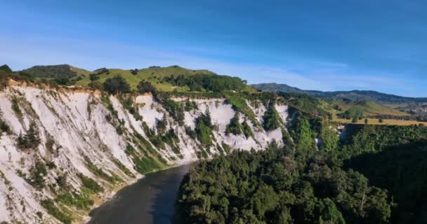 Flying Next Rugged Cliff Face Mangaweka Rangitikie River New Zealand — Stock video