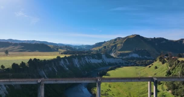 Lecące Wysoko Nad Wiaduktem Kolejowym Mangaweka Rzeką Rangitikei Nowa Zelandia — Wideo stockowe