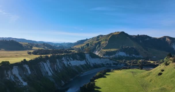 在Rangitikei河茂密的田野上的白色悬崖峭壁周围飞行 新西兰 — 图库视频影像