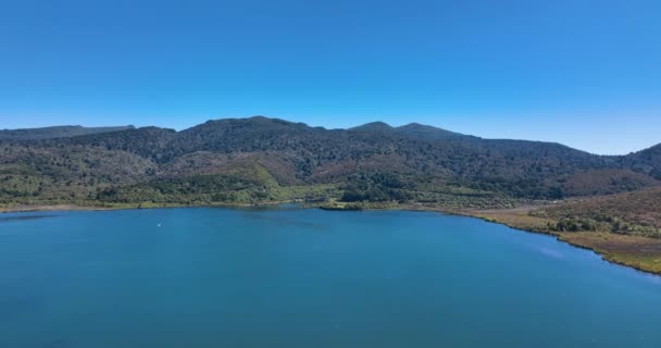 新西兰Rotoaira湖畔Opotaka湖边历史遗迹的空中进路 — 图库视频影像