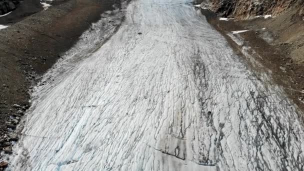 Aerial Flyover Stein Glacier Sustenpass Switzerland View Crevasses Beginning Glacier — Vídeo de stock