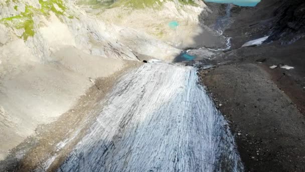 Luftaufnahme Mit Schwenk Von Den Felsspalten Des Stein Gletschers Hinauf — Stockvideo