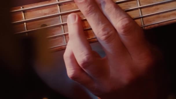 Primer Plano Una Mano Guitarrista Haciendo Acordes Mientras Toca Una — Vídeo de stock