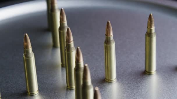 放在金属桌子上的散弹枪 弹药和弹药背景概念 孤立的弹药 — 图库视频影像