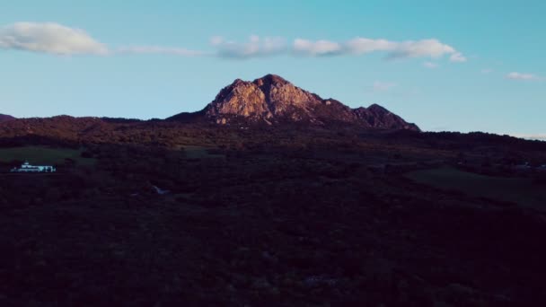 Luchtzicht Een Geïsoleerde Berg Snel Draaiend Bij Zonsondergang — Stockvideo