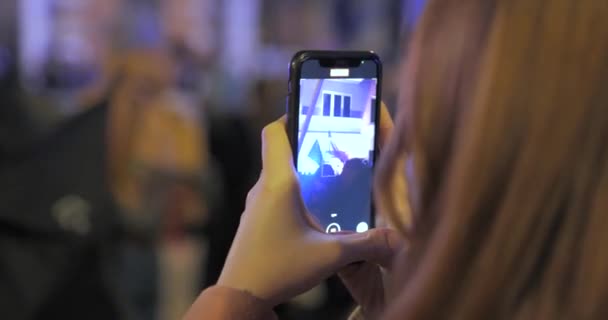 2022年俄罗斯入侵乌克兰 女孩正在华沙用手机拍摄一场反战示威 — 图库视频影像