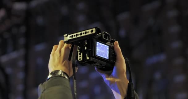 Fotograaf Maakt Foto Van Demonstranten Bij Een Oorlogsbetoging Warschau — Stockvideo