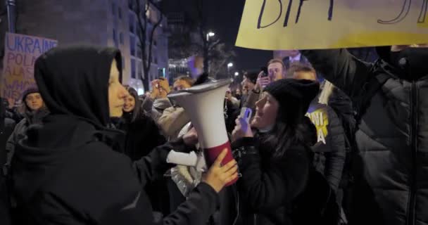 2022 러시아의 우크라이나 참가자들은 바르샤바에서의 시위에서 메가폰으로 소리를 질렀다 — 비디오
