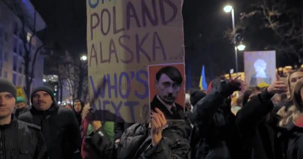 2022年俄罗斯入侵乌克兰 在战争的第一天 抗议者举着一张印有普京面孔的自写海报 参加华沙的反战示威 — 图库视频影像
