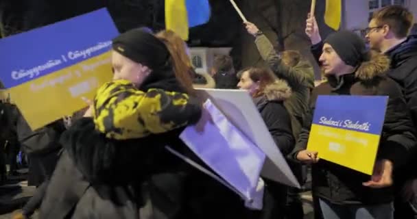 2022年俄罗斯入侵乌克兰 战争第一天 两名女孩在华沙举行的反战示威中拥抱在一起 — 图库视频影像