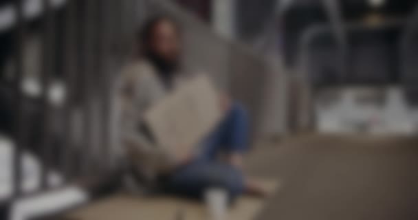 Blurry Background Homeless Man Holding Help Sign Misery Poor People — Stockvideo