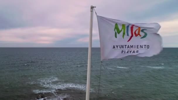 Vlag Van Mijas Costa Spanje Een Bewolkte Winderige Dag — Stockvideo
