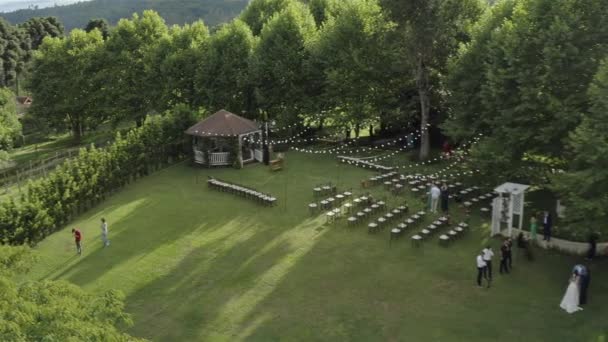 Widok Góry Miejsce Ślubu Zielonym Polu Pod Drzewem Tradycja Ceremonii — Wideo stockowe