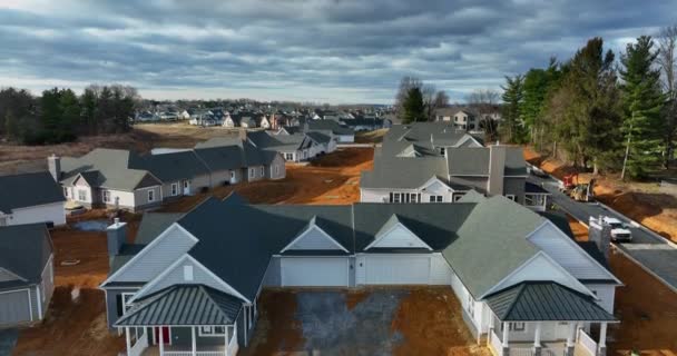 New Homes Construction American Neighborhood Community Rising Aerial Reveal Dramatic — Stockvideo