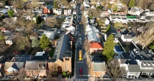 Traffic Small Town Usa Yellow School Cars Vehicles Street Winter — Vídeos de Stock