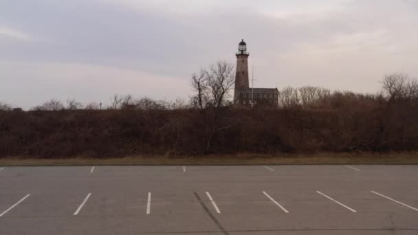 Low Angle Drone View Montauk Lighthouse Cloudy Sunset Camera Dolly — Vídeo de Stock