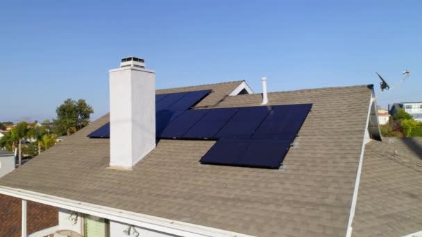 Orbit Back House Rooftop Multiple Solar Panels Installed Sunny Day — Stock Video