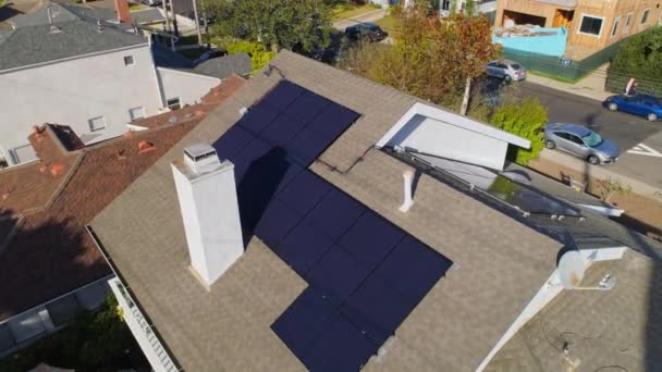 Wolny Dron Pochyla Się Nad Całym Dachu Domu Paneli Słonecznych — Wideo stockowe