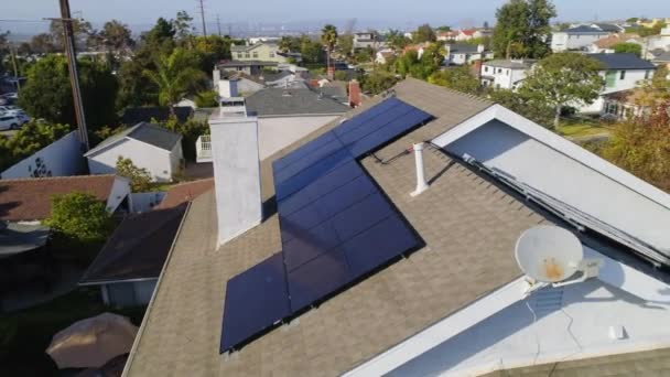 Órbita Torno Telhado Com Novos Painéis Solares Instalados Dia Ensolarado — Vídeo de Stock