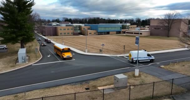 Gul Skolbuss Och Skåpbil Amerikanskt Offentligt Utbildningscampus Flygvy Vid Trafikkorsningen — Stockvideo