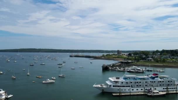 Boats Docked Bay Rockland Harbor Maine Usa Aerial View Panning — Stock video