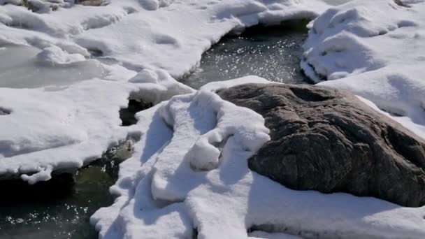 Flödesvatten Den Delvis Frusna Älven Den Kalla Vintern — Stockvideo