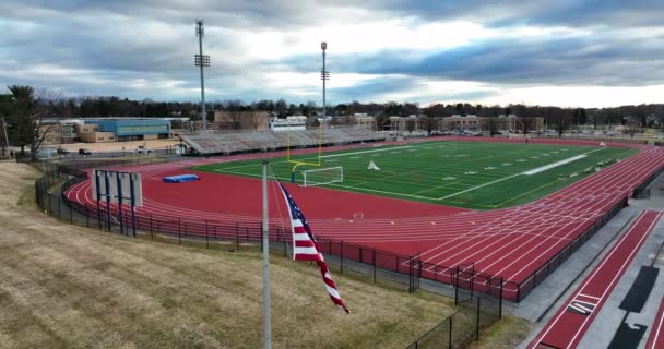 Amerikanische Flagge Weht Wind Auf Dem Fußballplatz Luftaufnahme Des Stadioncampus — Stockvideo