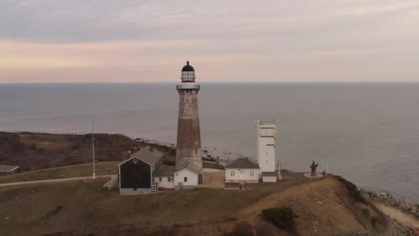 Aerial View Montauk Lighthouse Cloudy Sunset Drone Camera Dolly Closed — Wideo stockowe